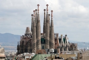Los Mossos d'Esquadra, como se conoce a la policía catalana, desalojaron esta tarde la Iglesia de la Sagrada Familia en Barcelona tras una falsa alarma terrorista.