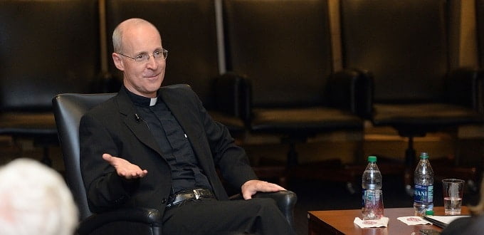 Cardenal de Chicago invita a jesuita pro-LGTBI para que ofrezca una conferencia en su catedral