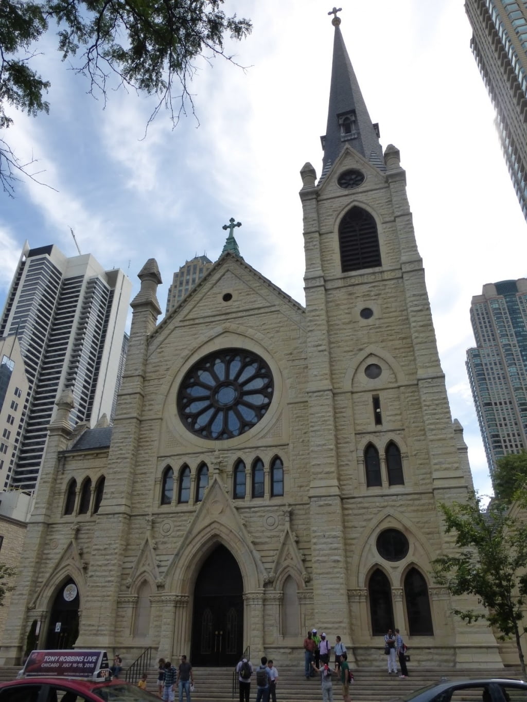 Cardenal de Chicago invita a jesuita pro-LGTBI para que ofrezca una conferencia en su catedral