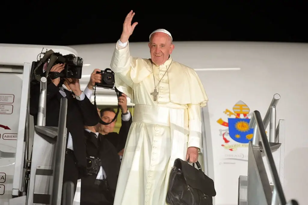 Papa Francisco regresa a Roma