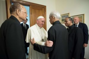 El Papa recibe en el Vaticano a sacerdote salesiano que fue liberado por el Isis