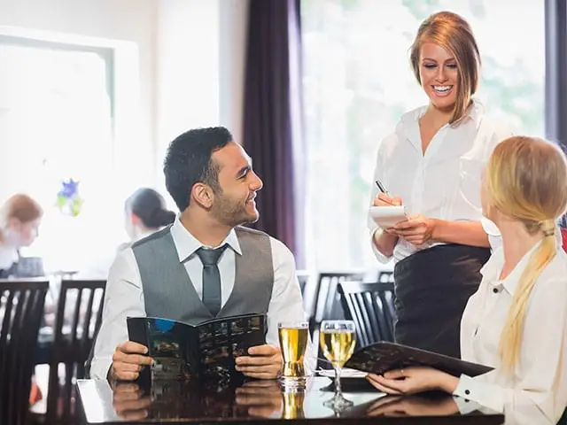 Demandan a restaurante por despedir a mesera por sus creencias religiosas
