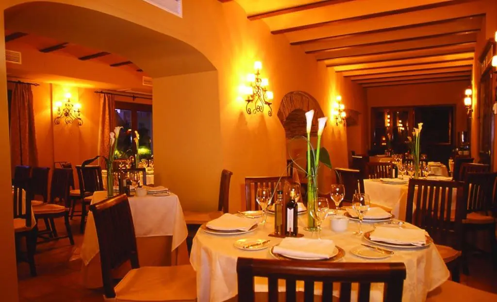 Demandan a restaurante por despedir a mesera por sus creencias religiosas