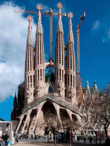Los Mossos d'Esquadra, como se conoce a la policía catalana, desalojaron esta tarde la Iglesia de la Sagrada Familia en Barcelona tras una falsa alarma terrorista.