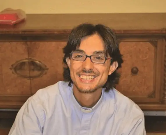 Creció entre el Corán y la biblia, ahora es un joven sacerdote