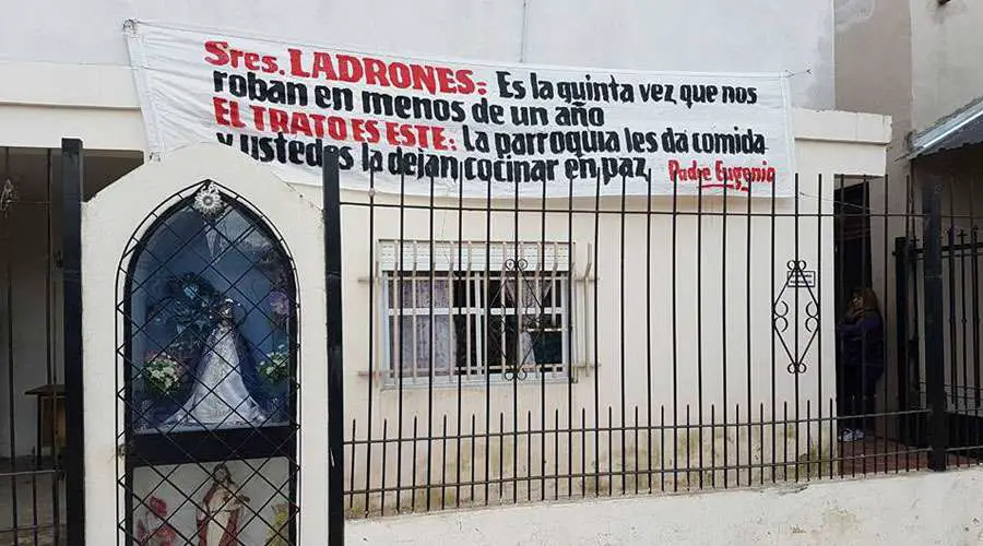 Después de sufrir 5 robos a su parroquia, el sacerdote deja un mensaje a los ladrones