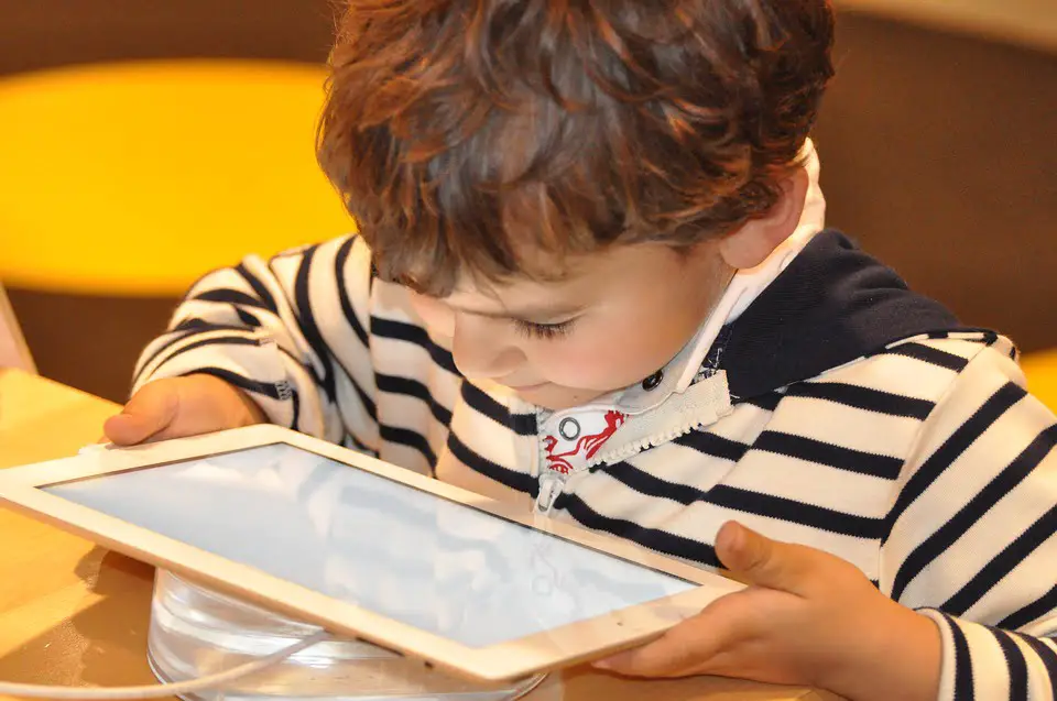 Papa envía mensaje acerca de la protección de los menores en Internet