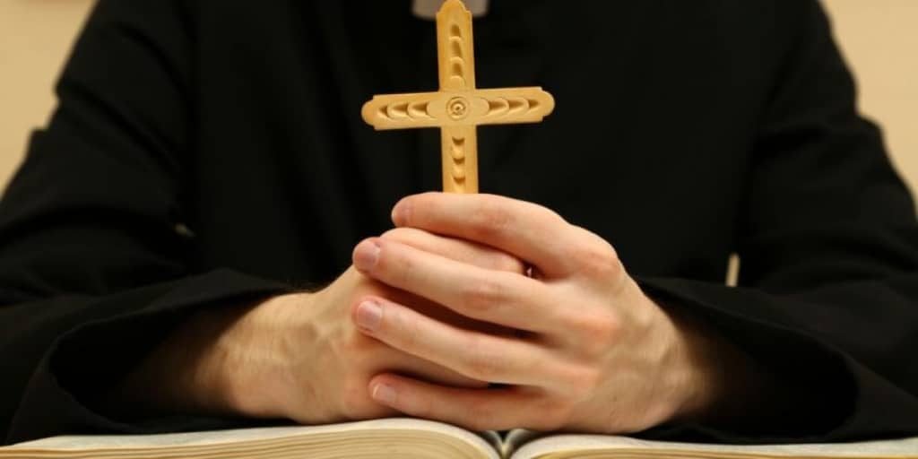 Sacerdote recibe sentencia de 3 años de cárcel por robar las donaciones