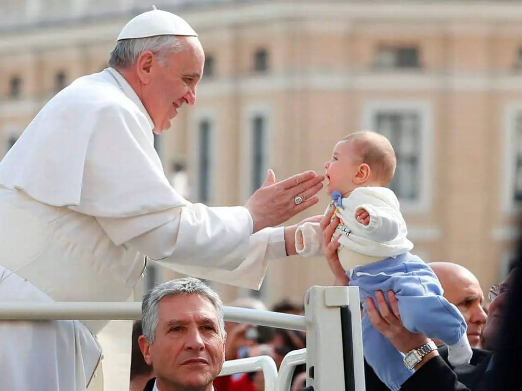 Papa envía mensaje acerca de la protección de los menores en Internet